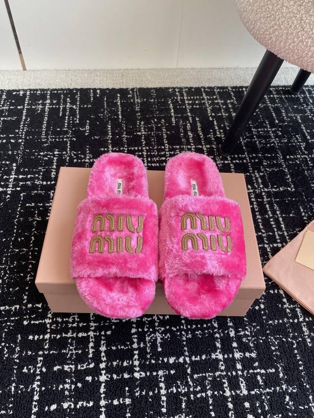 代购级 Miu Miu 24Ss 秋冬新品毛拖～ 秋冬新宠 百搭时髦单品！ 不管居家还是外穿都是品味的象征性！ 秋冬搭配袜子 那更是太绝太绝了 进口澳洲真羊毛，